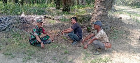 Babinsa Koramil 406-04/Muara Lakitan Serka Yunistan Jalin Silaturahmi dengan Warga Desa Mulyo Sari