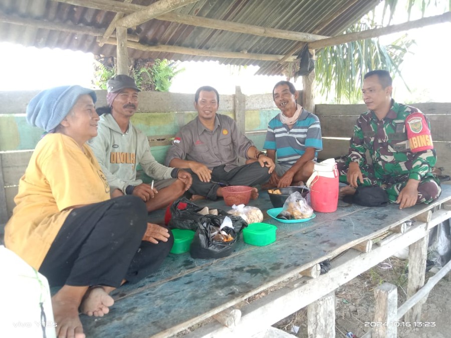 Babinsa Koramil 406-04/Muara Lakitan Serda Joni H Jalin Silaturahmi dengan Petani di Desa Prabumulih 2