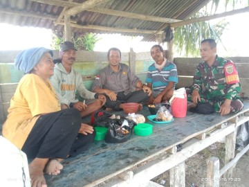 Babinsa Koramil 406-04/Muara Lakitan Serda Joni H Jalin Silaturahmi dengan Petani di Desa Prabumulih 2