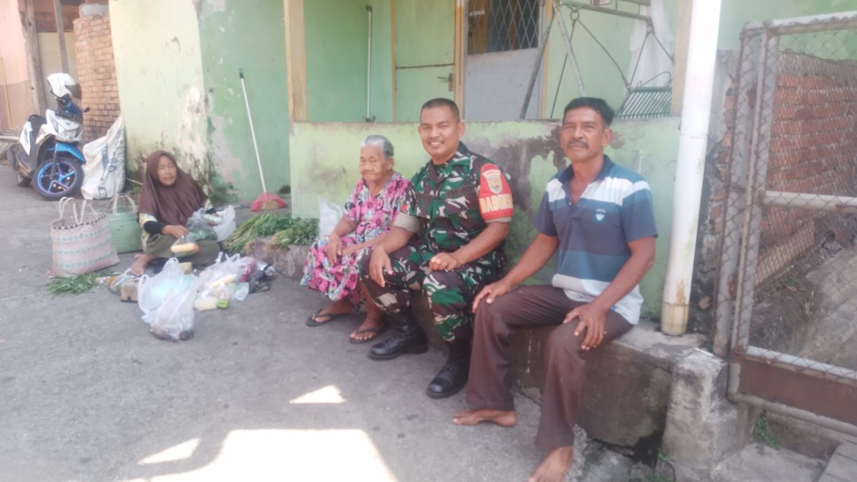 Babinsa Koptu Murtopo Laksanakan Komsos dengan Warga di Kelurahan Wira Karya