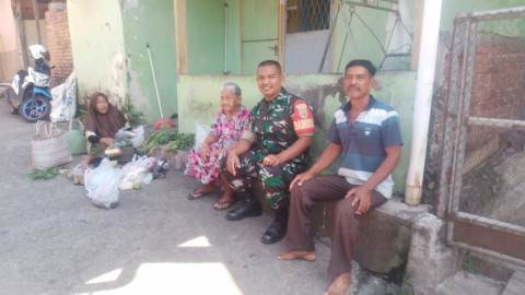 Babinsa Koptu Murtopo Laksanakan Komsos dengan Warga di Kelurahan Wira Karya