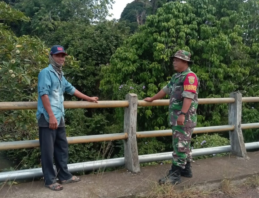 Babinsa Koramil 406-07/Jayaloka Bersama Mitra Karib Babinsa Lakukan Pengecekan Debit Air untuk Antisipasi Bencana Banjir