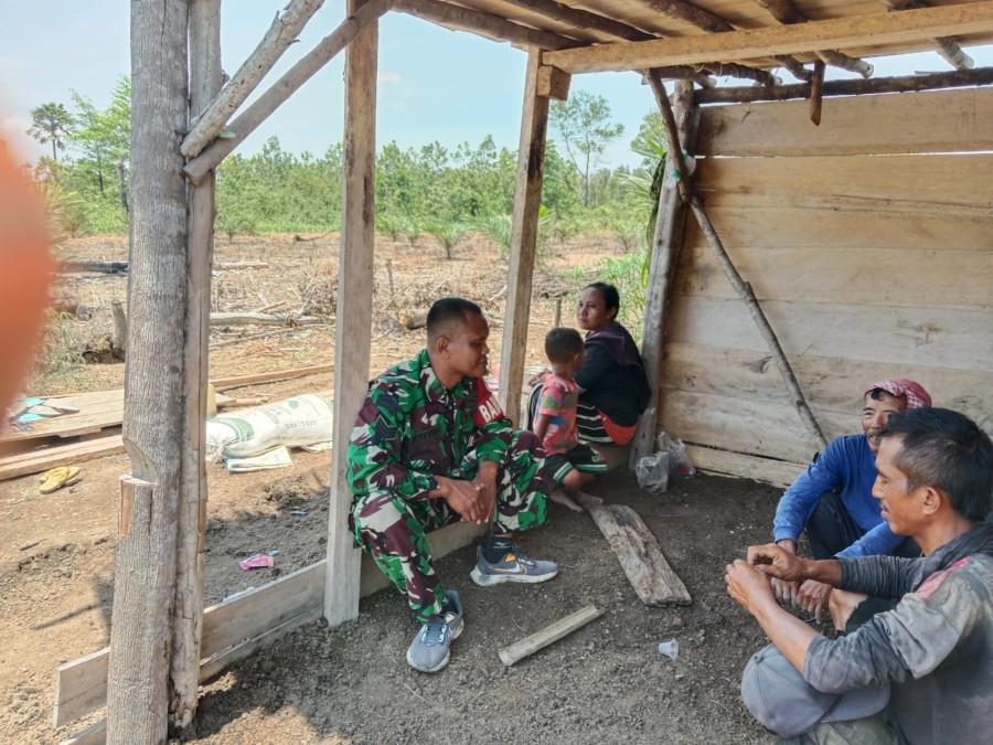 Babinsa Koramil 406-05/Muara Kelingi Laksanakan Sosialisasi Bahaya Karhutla di Desa Mangan Jaya