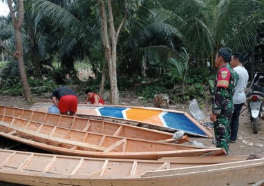Babinsa Koramil 406-03/Rupit, Serda Ade Kurnia, Tinjau Pembuatan Perahu di Desa Muara Batang Empu
