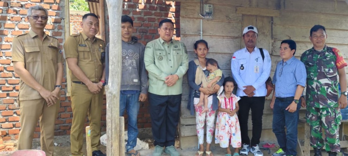 Babinsa Koramil 406-08/Lubuklinggau Dampingi Pj Walikota Tinjau Lokasi Bedah Rumah.