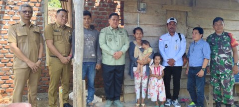 Babinsa Koramil 406-08/Lubuklinggau Dampingi Pj Walikota Tinjau Lokasi Bedah Rumah.