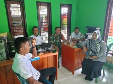 Babinsa Koramil 406-04/Muara Lakitan Koptu jumairi Jalin Komsos di Desa Megang Sakti 2