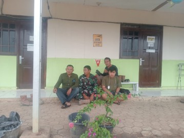 Serda Nurkholis Babinsa Koramil 406-02/Rawas Ilir Hampiri Warga dengan Bahasa Daerah di Desa Bringin Sakti