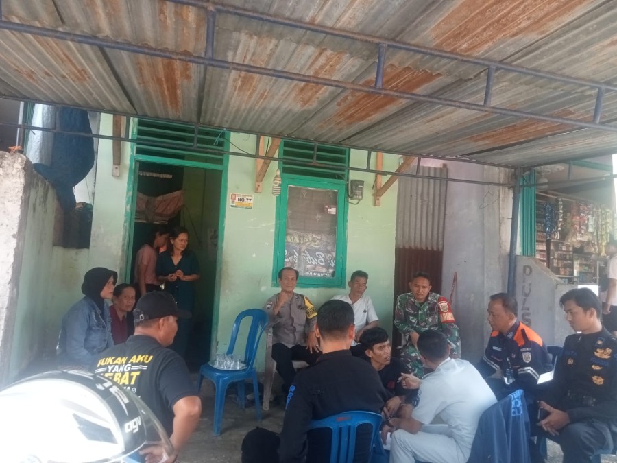 Babinsa Koramil 406-08/Lubuklinggau Laksanakan Komsos, Imbau Warga Lebih Berhati-hati di Jalur Rel Kereta Api