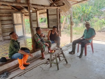 Babinsa 406-02/Rawas Ilir Dampingi Warga Desa Pauh 1 Menyambut Aktivitas Pagi