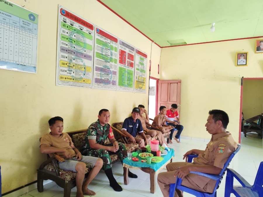 Babinsa Koramil 406-05/Muara Kelingi Laksanakan Komsos Bersama Perangkat Desa Pulau Panggung
