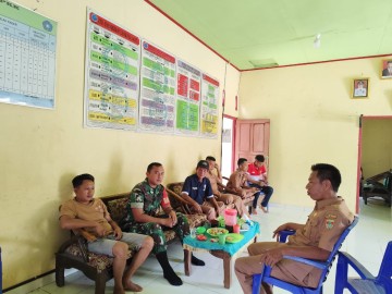 Babinsa Koramil 406-05/Muara Kelingi Laksanakan Komsos Bersama Perangkat Desa Pulau Panggung