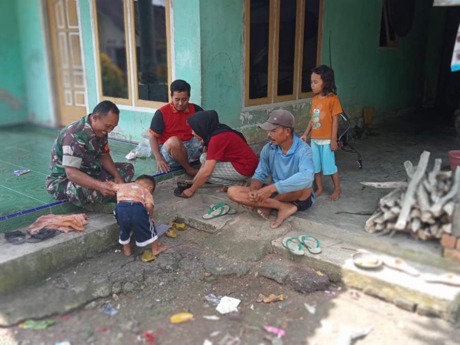 Babinsa Koramil 406-09/Terawas Gelar Komsos dan Silaturahmi dengan Masyarakat Desa Suka Karya