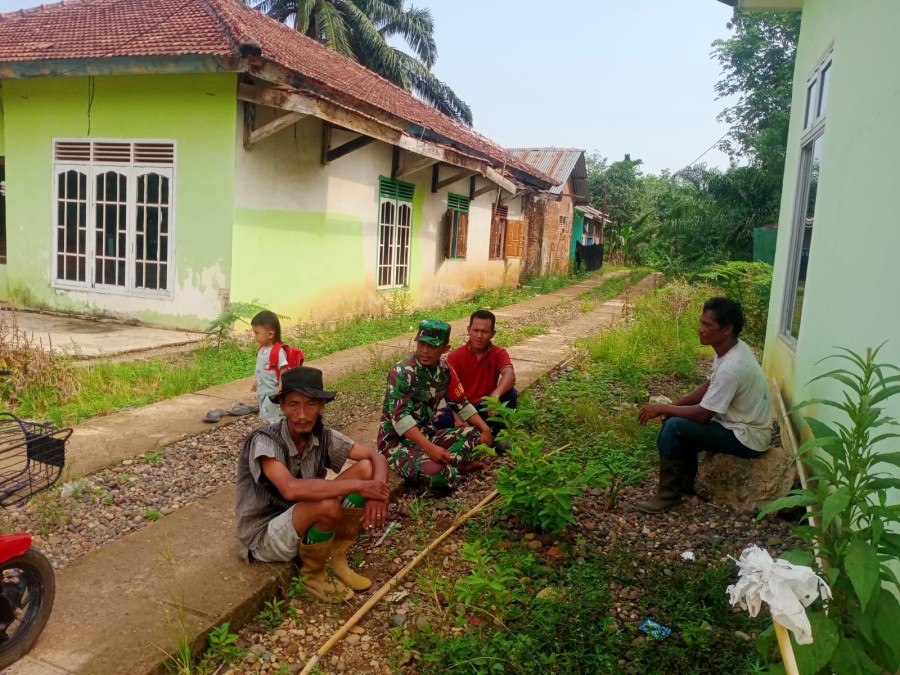 Babinsa Koramil 406-07/Jayaloka Sertu Wisnu Jalin Komsos dengan Masyarakat Desa Ciptodadi, Kecamatan Sukakarya, Kabupaten Musi Rawas