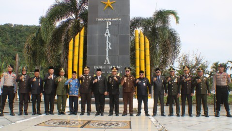 Kasdim 0406/Lubuk Linggau Mayor Khoirul Ansori Bersama Anggota Hadiri Upacara Ziarah di Makam Pahlawan dalam Rangka Peringatan Hari Pahlawan