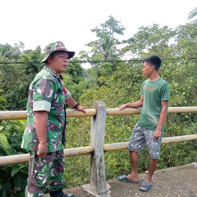 Pengecekan Debit Air Sungai Temelat oleh Babinsa Koramil 406-07/Jayaloka Sertu Amron MusaLisa Bersama Mitra Karib Babinsa