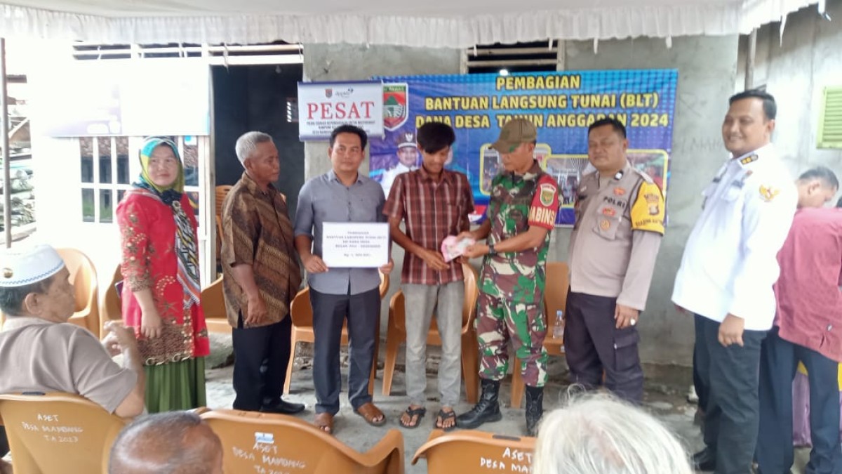 Babinsa Koramil 406-05/Muara Kelingi Dampingi Pembagian Bantuan Langsung Tunai (BLT) DD Tahap II Tahun 2024 di Desa Mambang
