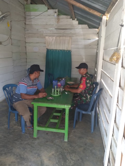 Babinsa Koramil 406-07/Jayaloka Sertu Abd Rohim Jalin Komunikasi Sosial dengan Masyarakat di Desa Suka Rena