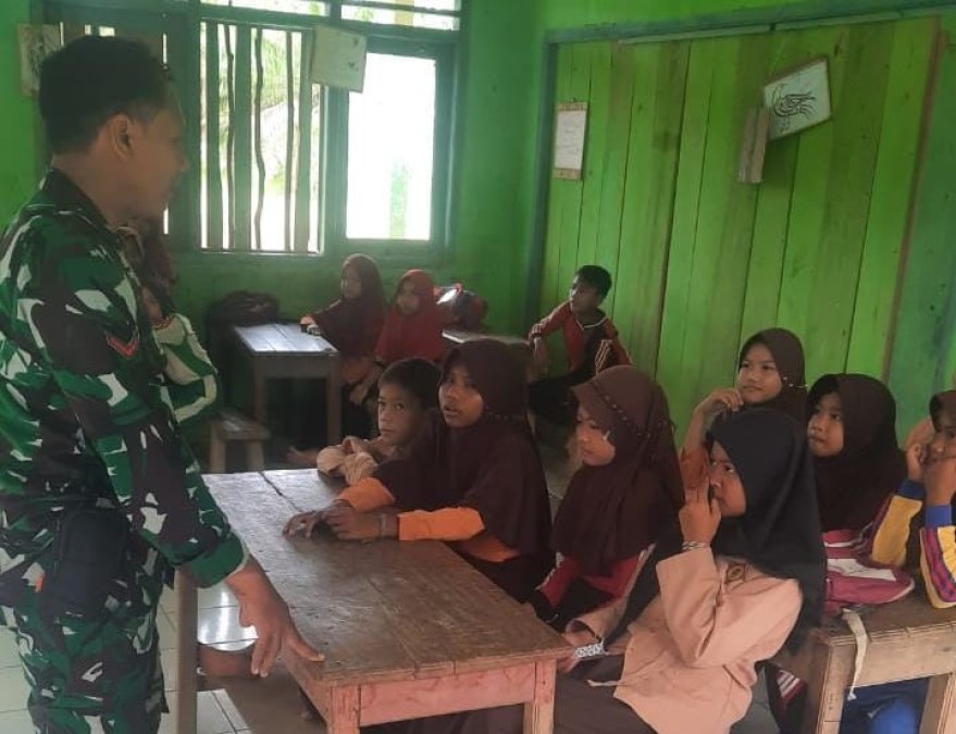 Babinsa Kopda Agung Prayogi Berikan Wawasan Kebangsaan di Madrasah Ibtidaiyah Roudhotus Salam