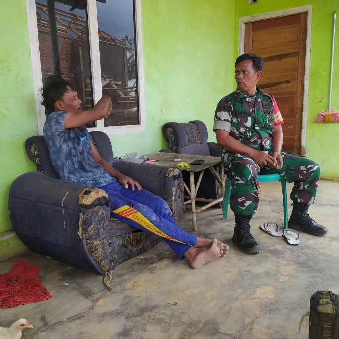 Babinsa Serka Junaidi Komsos Bersama Warga RT.03 Kelurahan Karang Ketuan, Kecamatan Lubuk Linggau Selatan II