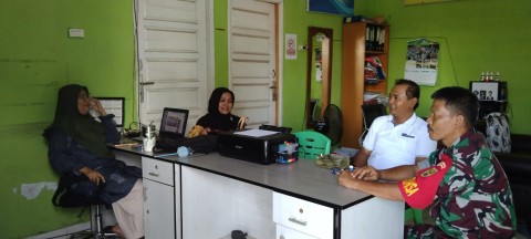 Babinsa Koramil 406-10/Linggau Timur Laksanakan Komsos dengan Staf Kelurahan Margamulya