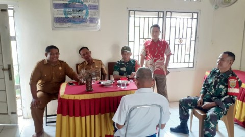 Babinsa Koramil 406-01/Rawas Ulu Lakukan Komsos dengan Perangkat Desa Sungai Jauh untuk Pantau Situasi Jelang Pilkada