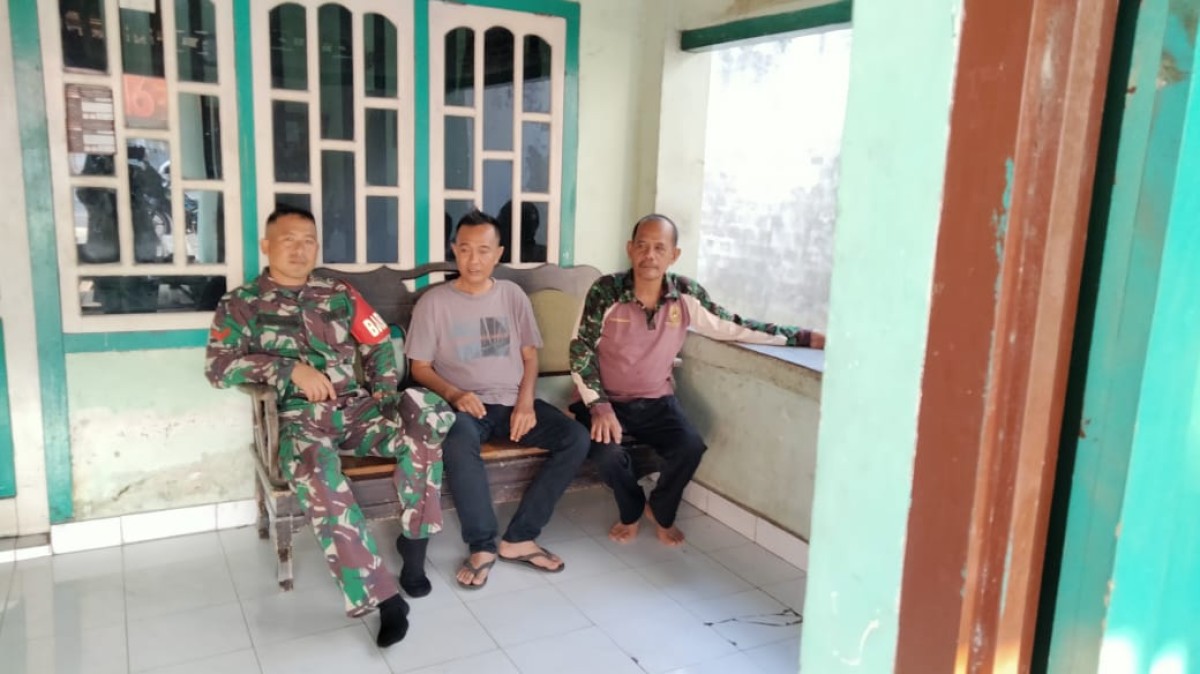 Babinsa Koramil 406-02/Rawas Ilir Adakan Komsos dengan Warga Desa Karang Dapo 1