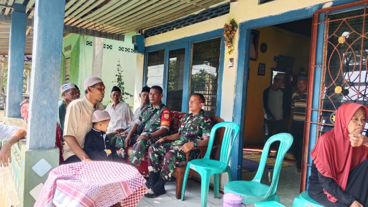 Danramil 406-09/Terawas Lettu Inf Abdi Nusa Putra Melayat ke Rumah Duka sebagai Bentuk Kepedulian.