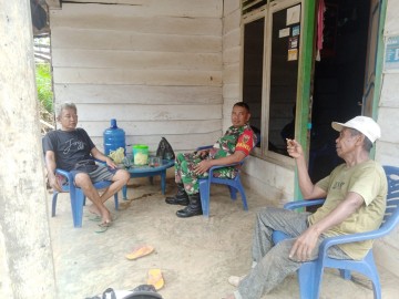 Babinsa Koramil 406-07/Jayaloka Jalin Komunikasi Sosial dengan Warga Desa Ciptodadi 2