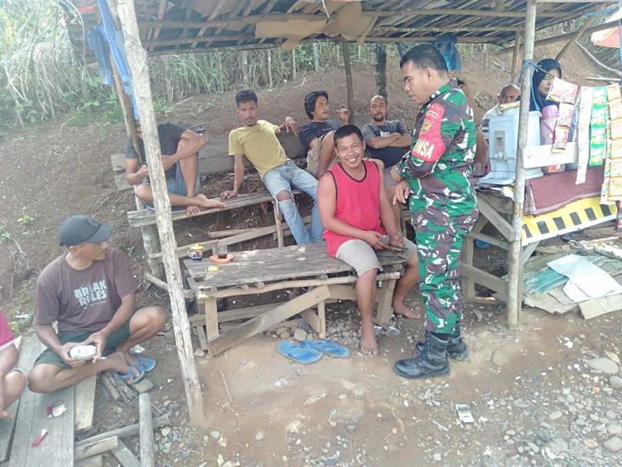 Babinsa Koramil 406-09/Terawas Laksanakan Komsos, Ingatkan Bahaya Judi Online di Wilayah Binaan