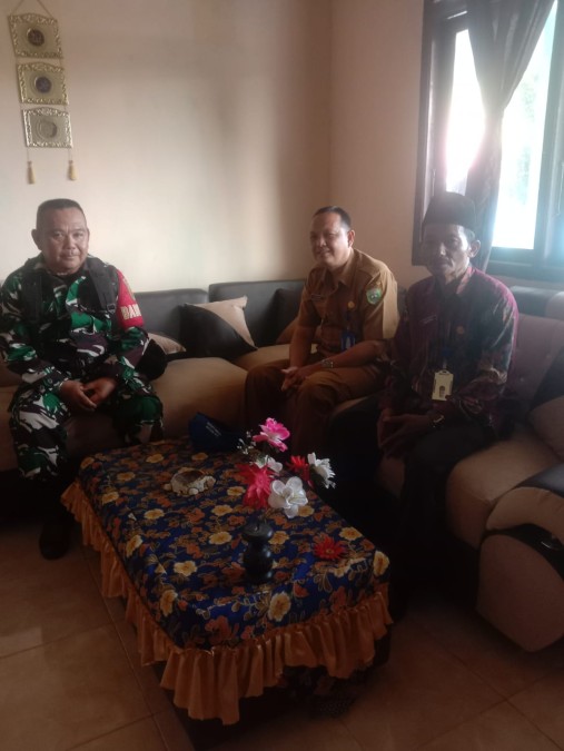 Babinsa Sertu M Dahri Bersama Pihak Kecamatan Laksanakan Kunjungan Silaturahim Di Rumah Warga