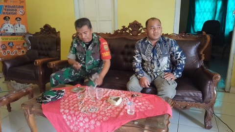 Babinsa Koramil 406-09/Terawas Peltu Darlan Efendi Melaksanakan Komsos Bersama Perangkat Desa.