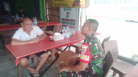 Babinsa Koptu Murtopo Laksanakan Komsos dengan Pemilik Kedai Tongseng dan Sate