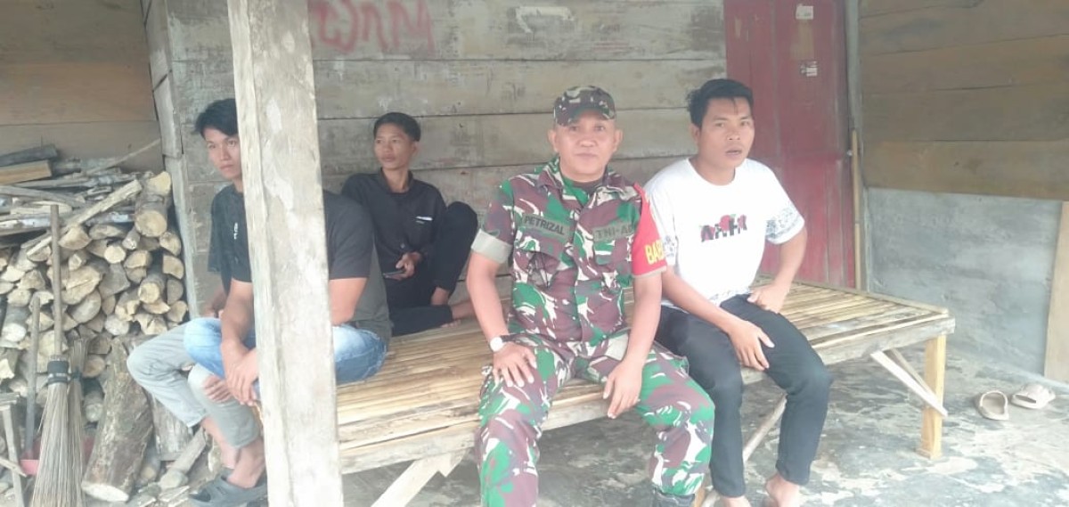 Babinsa Koramil 406-01/Rawas Ulu Laksanakan Komsos di Desa Lubuk Mas untuk Tingkatkan Keamanan dan Ketertiban Masyarakat