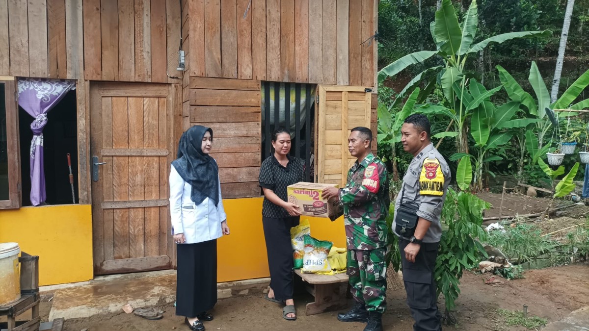 Babinsa Koramil 406-08/Lubuklinggau Sertu Amdan Melaksanakan Komsos Bersama Warga dan Memberikan Bantuan kepada Korban Banjir Akibat Hujan Deras