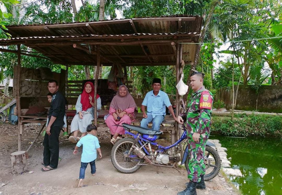 Serda Juli Hendri Laksanakan Komsos dengan Warga Desa Muara Batang Empu