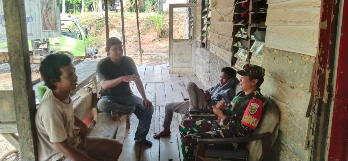 Babinsa Koramil 406-02/Rawas Ilir Laksanakan Komsos dengan Warga Desa Air Bening