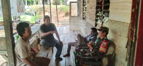 Babinsa Koramil 406-02/Rawas Ilir Laksanakan Komsos dengan Warga Desa Air Bening