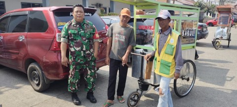 Babinsa Koramil 406-08/Lubuk Linggau Gelar Komsos Bersama Tukang Ojek dan Pedagang Kaki Lima.