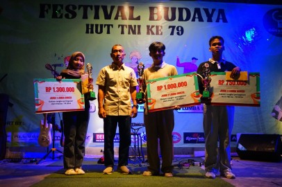 Mewakili Komandan Kodim 0406 Lubuk Linggau Mayor Inf Khairul Ansori Serahkan Hadiah Kepada Para Juara Festival Budaya HUT TNI Ke 79