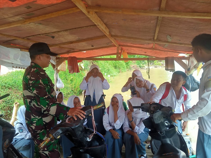 Babinsa Koramil 406-01/Rawas Ulu Gelar Kegiatan Komsos Berbagi Wawasan dengan Anak Sekolah di Desa Lesung Batu