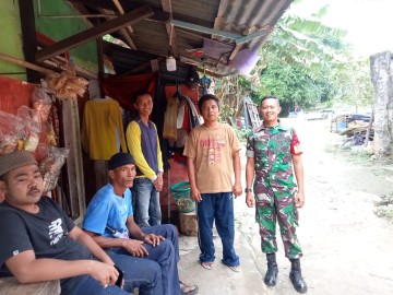 Babinsa Koramil 406-05 Muara Kelingi Serda Andre P Melaksanakan Komsos dengan Masyarakat