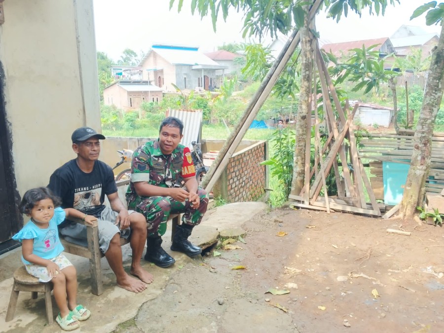 Babinsa Koramil 406-08/Lubuk Linggau Serma Febrianto Monitoring RTLH di Wilayah Binaan.