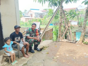 Babinsa Koramil 406-08/Lubuk Linggau Serma Febrianto Monitoring RTLH di Wilayah Binaan.