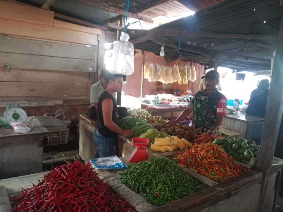Sertu Rohmadi Laksanakan Komsos dan Silaturahmi dengan Pedagang di Pasar Tradisional Moneng Sepati