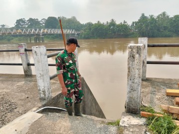 Sertu Wahyu Nugroho Babinsa Koramil 406-04/Muara Lakitan Aktif Cek Debit Air untuk Antisipasi Bencana di Wilayah Rawan Banjir