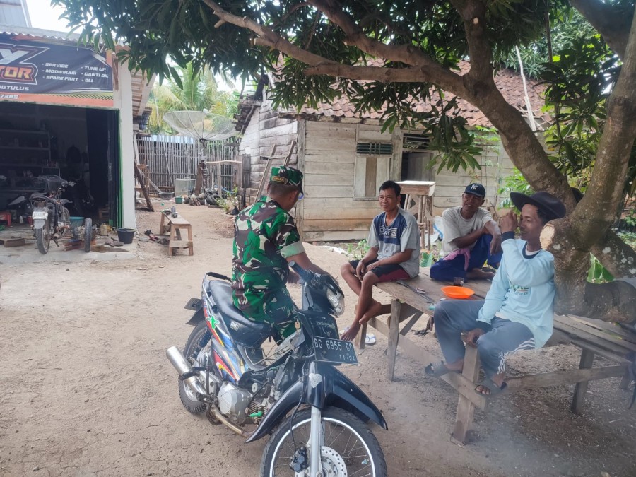 Babinsa Koramil 406-09/Terawas Sertu Adi Susanto Melaksanakan Komsos dengan Warga Desa Binaan