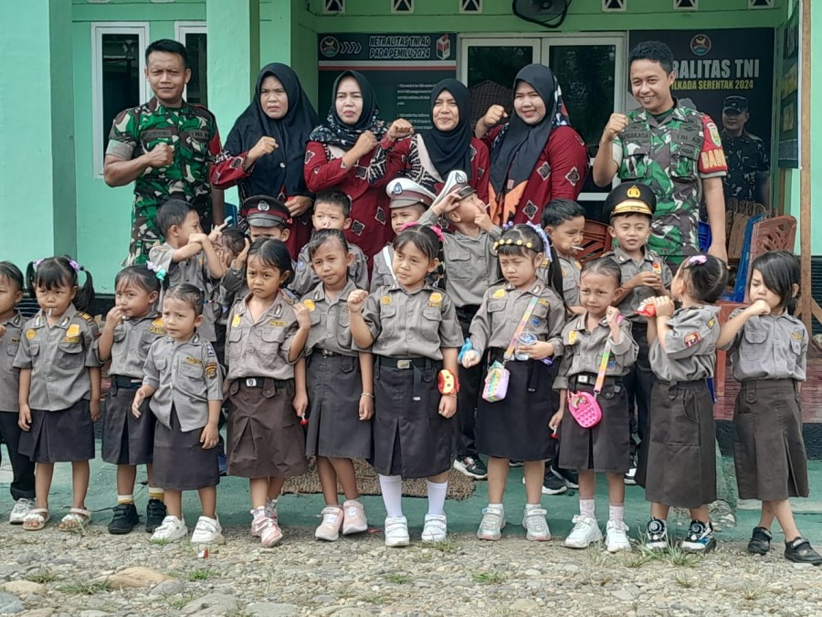 Anggota Koramil 406-03/Rupit Dampingi Anak-anak PAUD dalam Kunjungan Edukasi