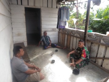 Babinsa Koramil 406-04/Muara Lakitan Jalin Komsos Kamtibmas dengan Tokoh Masyarakat Desa Tri Agung Jaya