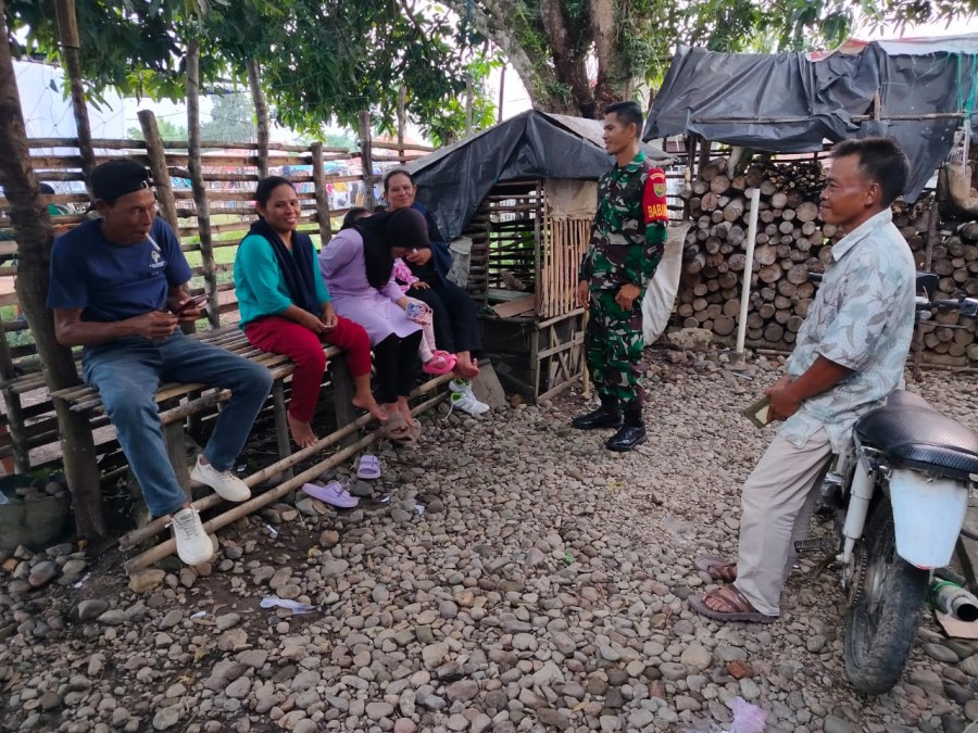 Babinsa Koramil 406-03/Rupit Tingkatkan Kemanunggalan TNI-Rakyat Melalui Komsos di Desa Embacang Baru Ilir